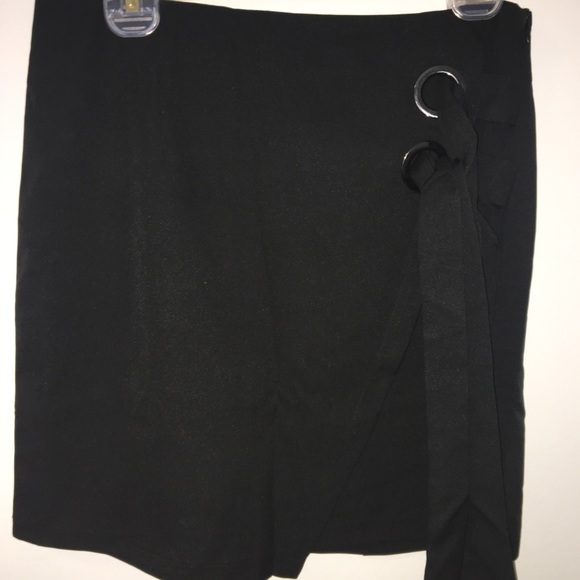 Black mini skirt - Picture 3 of 4